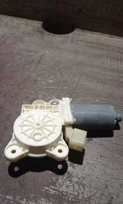 Mercedes-Benz E W211 Front door window regulator motor 0130821970