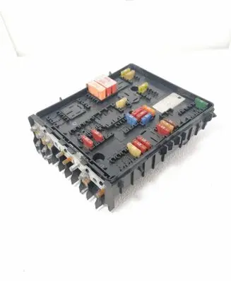 Volkswagen Golf V Fuse module 1H200104