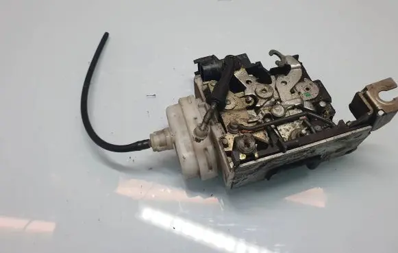 Seat Ibiza III (6L) Front door lock 837015A