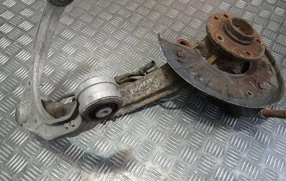 Volkswagen Touareg I Front wheel hub spindle knuckle
