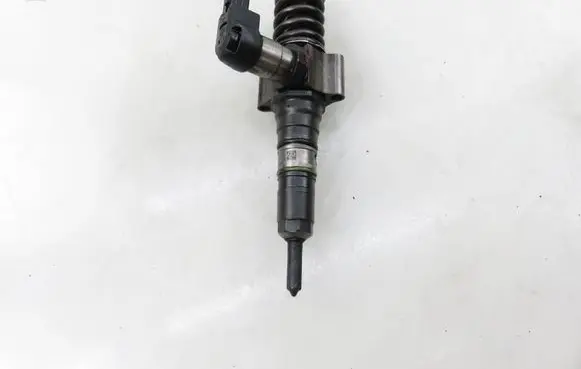 Volkswagen PASSAT B6 Fuel injector 03G130073S