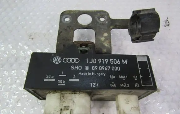 Volkswagen PASSAT B5.5 Fan control module 1J0919506M