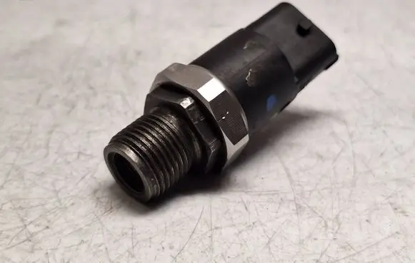 BMW 5 E39 Fuel pressure sensor 0281002475 13537812345 13537788164