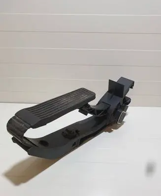 Mercedes-Benz C W203 Accelerator throttle pedal A2113000404 91718311