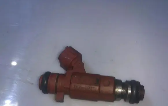 Subaru Impreza I Fuel injector fbjb100