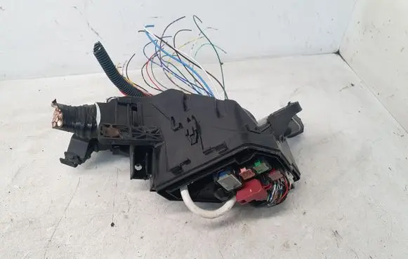 Toyota Yaris Fuse module 7512YA2