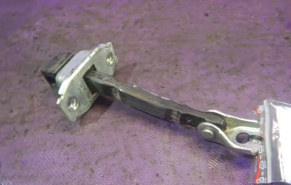 Mitsubishi Lancer VIII Front door check strap stopper