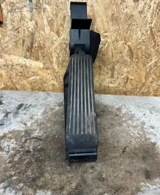 Mercedes-Benz E W211 Accelerator throttle pedal A2113000404