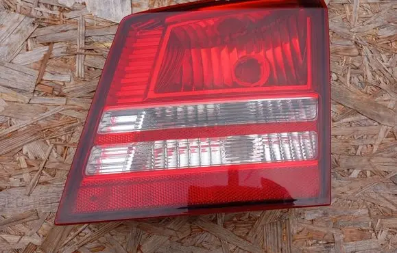 Tailgate rear/tail lights