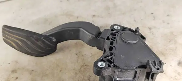 Accelerator throttle pedal