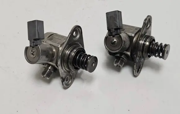BMW X5M E70 Fuel injection high pressure pump 7595339 1002408009 0261520144