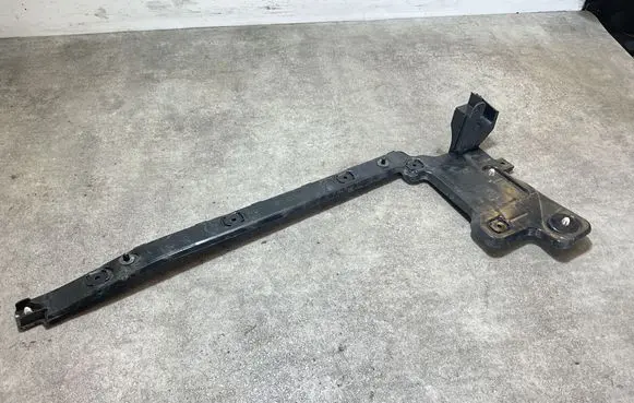 Rear bumper mounting bracket