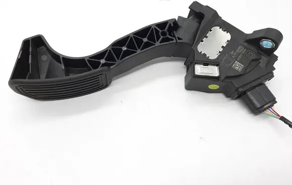 Toyota RAV 4 (XA40) Accelerator throttle pedal 781100W040