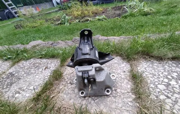 Hyundai Santa Fe Engine mount bracket S1400