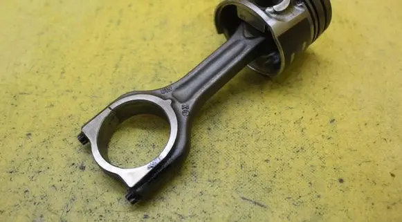 Ford Focus Piston with connecting rod
