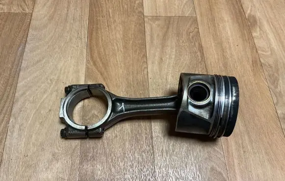 Volkswagen PASSAT B6 Piston with connecting rod 038J BHS