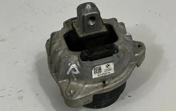 BMW 5 F10 F11 Engine mount bracket 6777371