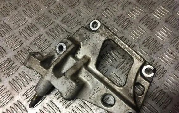 Nissan Primera Engine mounting bracket