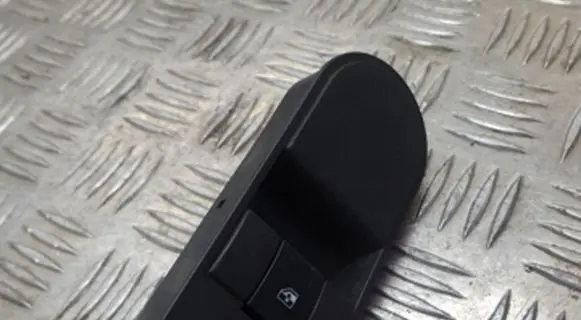 Opel Zafira B Electric window control switch 13228709