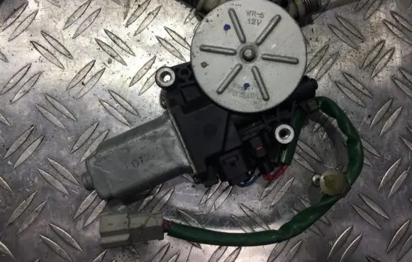 Honda CR-V Front door window regulator motor