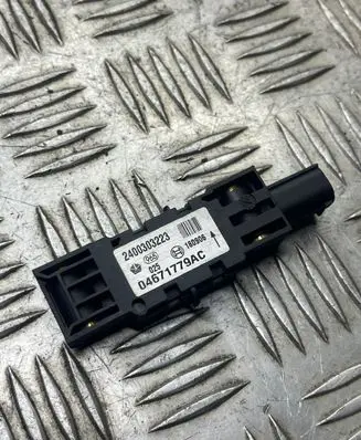 Chrysler 300 - 300C Airbag deployment crash/impact sensor 04671779AC 180906 2400303223