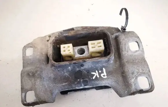 Ford Focus Engine mount bracket v617m121 v61-7m121