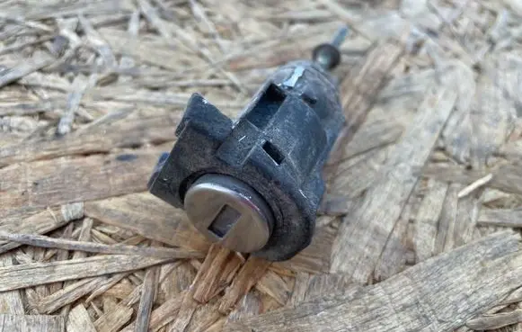 Volkswagen Golf IV Front door lock (next to the handle) 