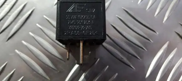 Volkswagen Golf IV Other relay 95VW10K705CA 7M0951253A