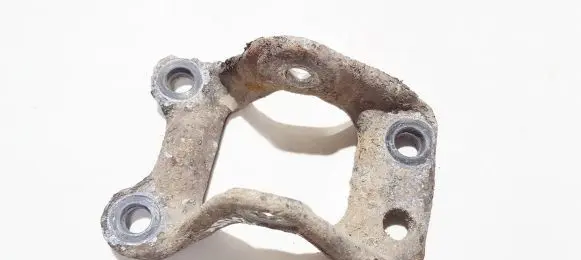 Peugeot 406 Engine mounting bracket