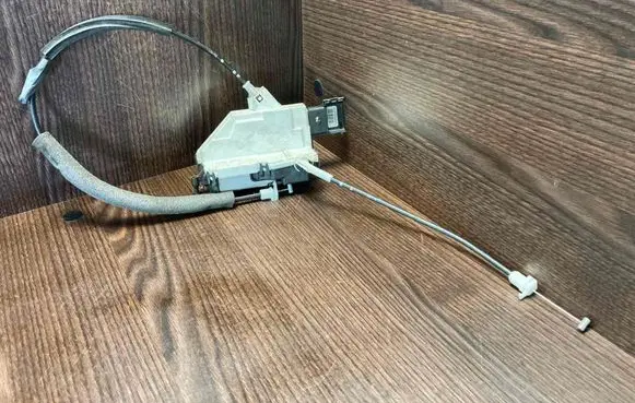 Peugeot Partner Front door lock 828405