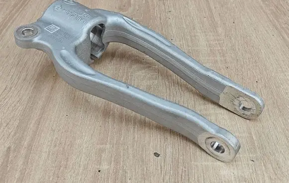 BMW 8 G16 Lower shock absorber bracket 6861200