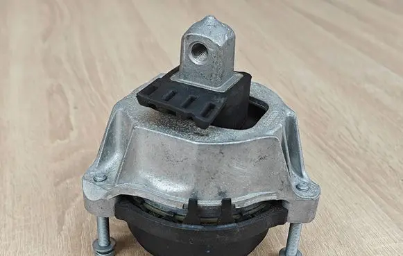 BMW 5 G30 G31 G38 Engine mount bracket 6860471