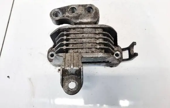 Engine mount bracket