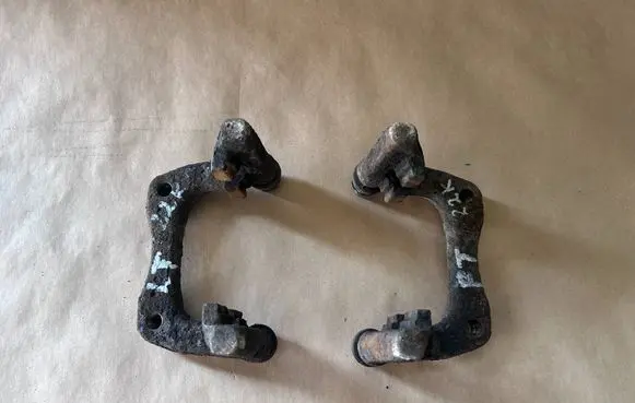 Volkswagen Golf V Brake caliper pad carrier rear 