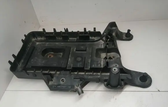 Volkswagen PASSAT B6 Battery tray 1K0915333