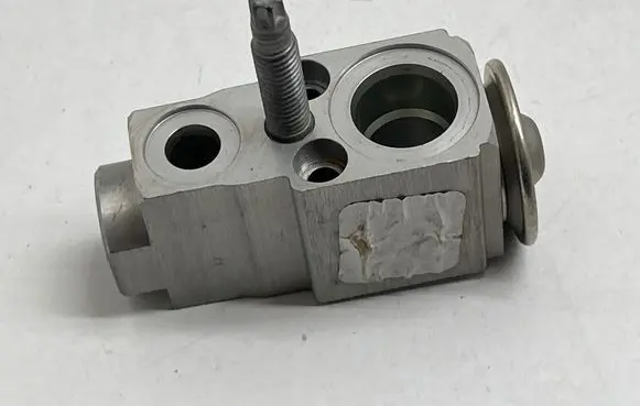 Jeep Wrangler Air conditioning (A/C) expansion valve 68301876AA