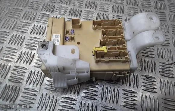 Toyota Auris E180 Fuse module 63583366