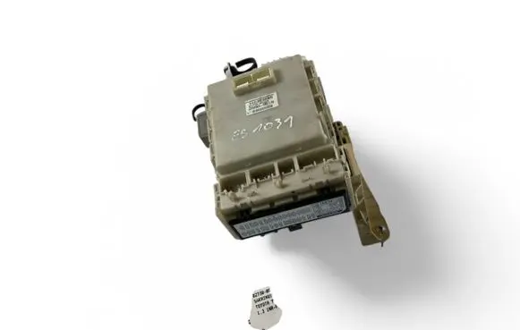 Toyota Yaris Fuse module 827300D260