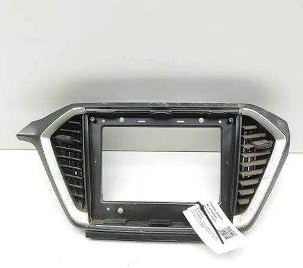 Isuzu D-Max Radio/GPS head unit trim 8979054651 8979050240