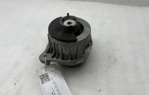 Mercedes-Benz C W205 Engine mount bracket A2052406617