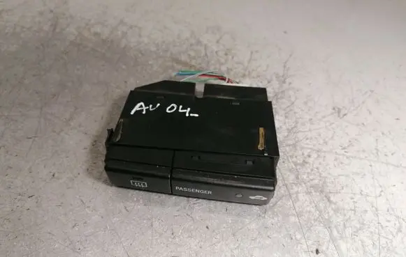 Toyota Avensis T250 Windscreen/window heater switch 8479005130C