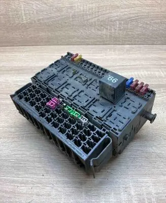 Volkswagen Golf III Fuse module 357937039