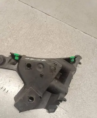 Front bumper mounting bracket