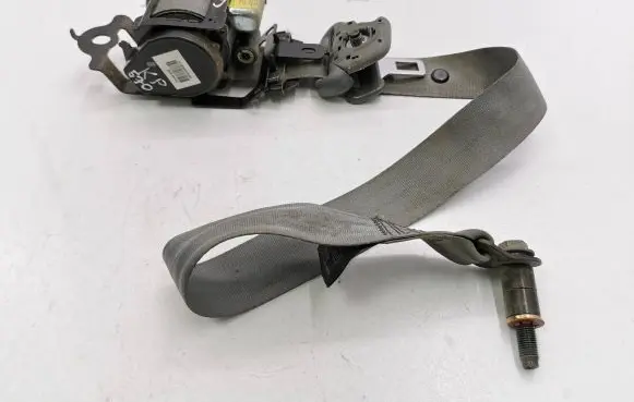 KIA Carens I Front seatbelt E11045279
