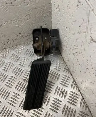 Chrysler Voyager Accelerator throttle pedal 04612742