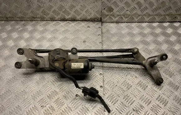 KIA Sorento Front wiper linkage and motor 981003E000