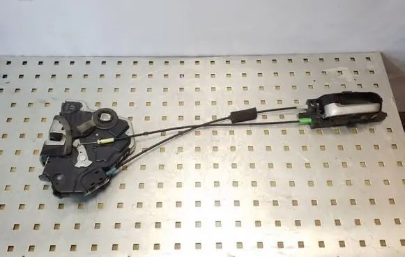 Suzuki Grand Vitara II Front door lock