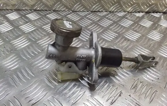 Nissan Navara D40 Clutch master cylinder