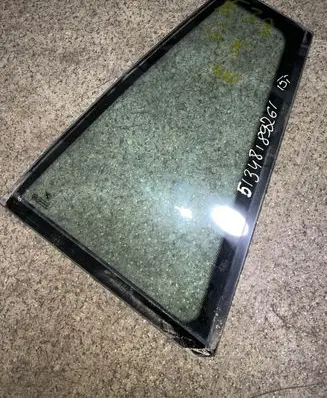 BMW 5 E39 Rear vent window glass 51348189261