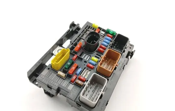 Citroen C4 I Picasso Fuse module 9807028580